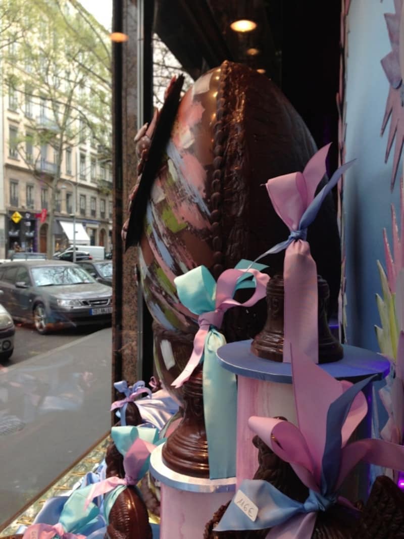 ショーウィンドーの大きなイースターエッグ