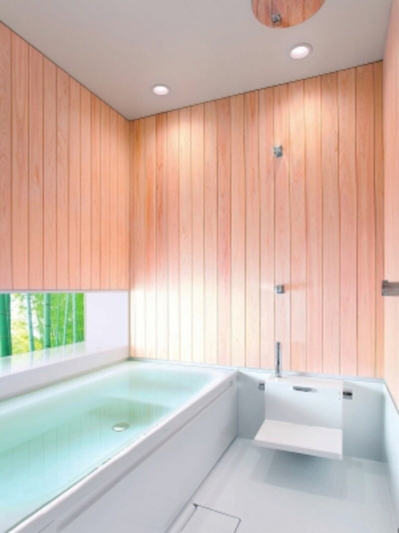 浴槽から壁面まで直線的なデザイン、機能的に使えるシンプルな浴槽が特徴。壁面に木を用いてナチュラルな空間に。[ハーフバス08undefinedType0]undefined TOTOundefined