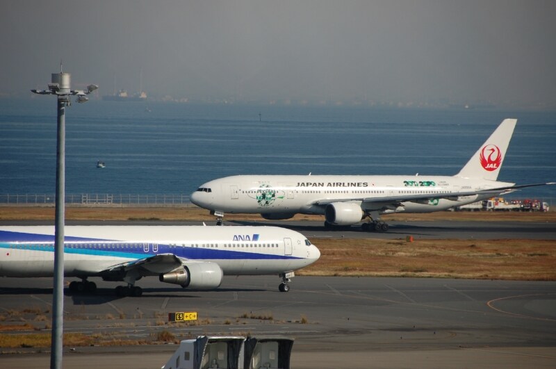 JAL vs ANA