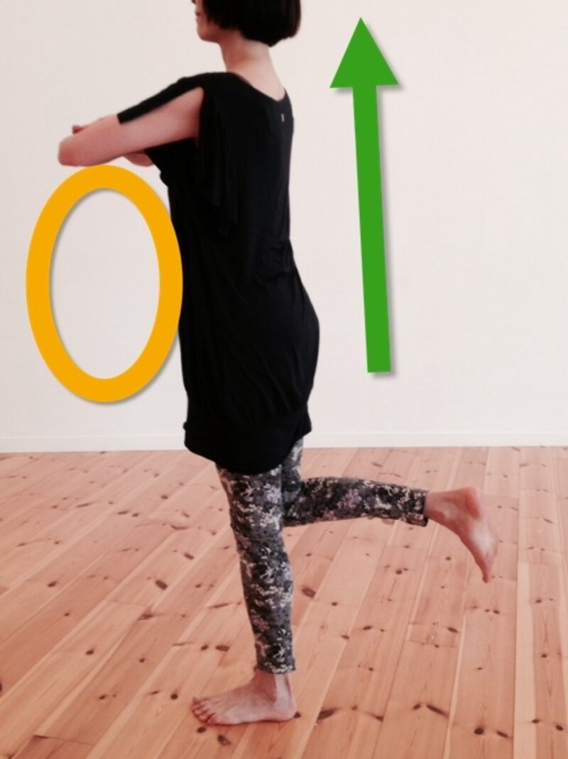 片脚の膝を後ろに90度に曲げて、バランスUP