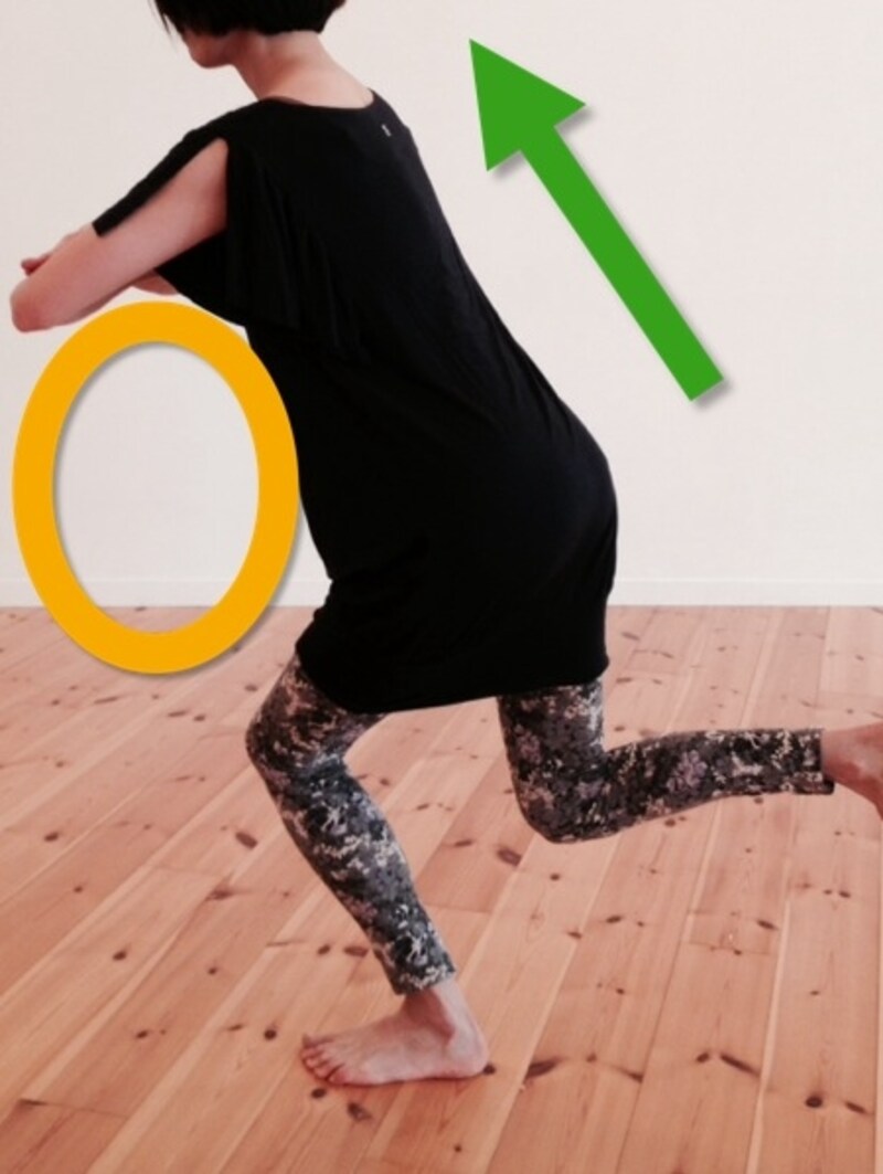 イスに座る途中の姿勢でキープ