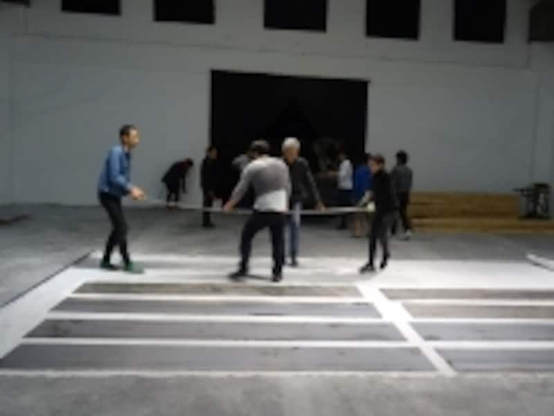 セシル・アンドリュー作品undefined鉄板の搬入のようす