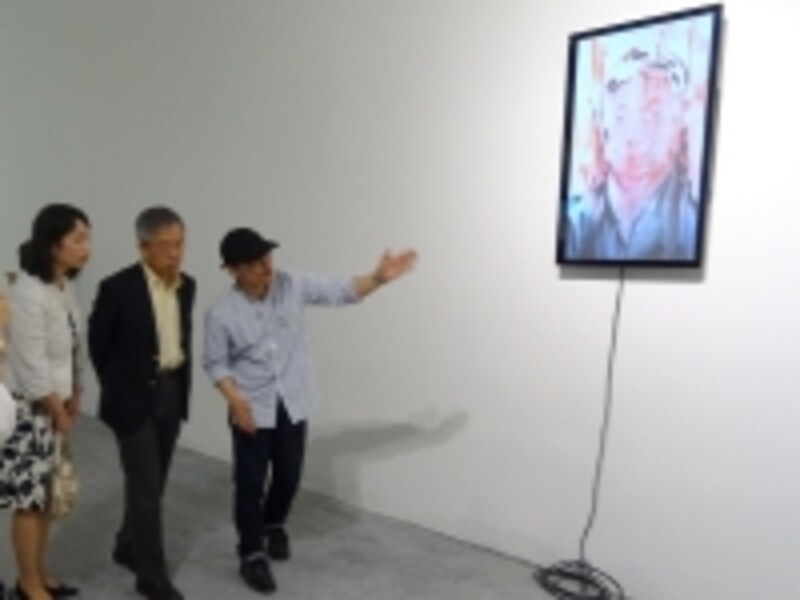 広州の日本総領事を案内するアーティスト