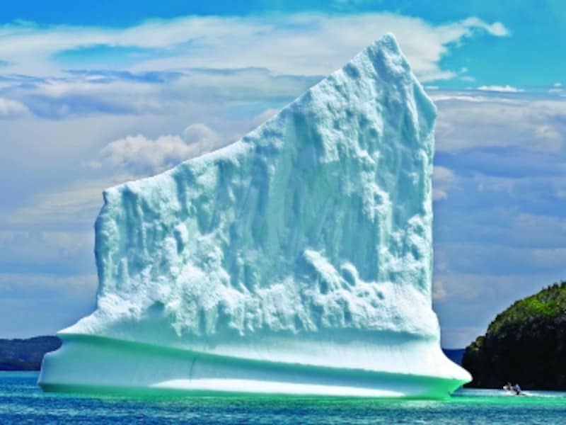 グレーシャーブルーと呼ばれる、独特の青みがかった色が氷山（＝氷河からの氷）の特徴 (C) Newfoundland and Labrador Tourism