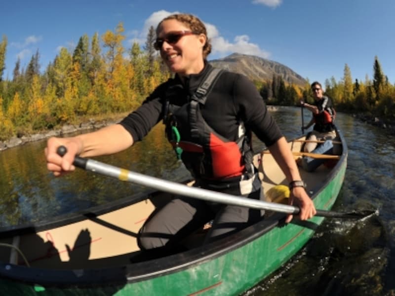 秋の川下りでは、黄金色に輝く森林を存分に堪能！ (C) Yukon Government