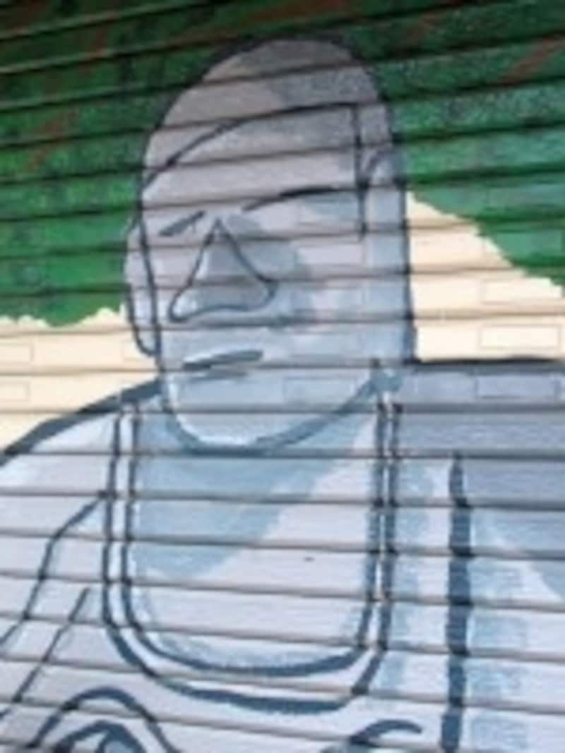 お店のシャッターにも石仏さん