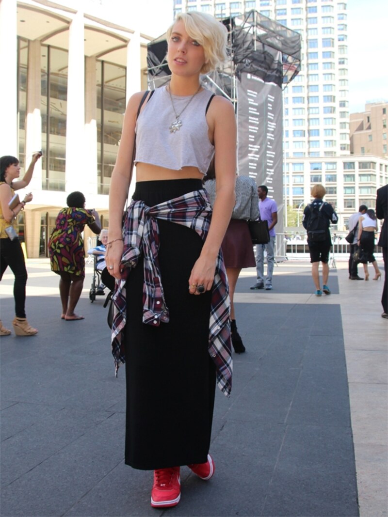 マキシ丈スカート×スニーカー