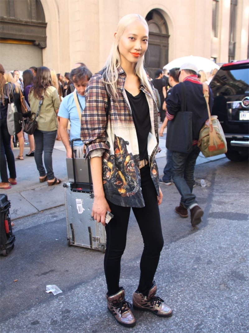 メタリックスニーカーでおしゃれ度アップ