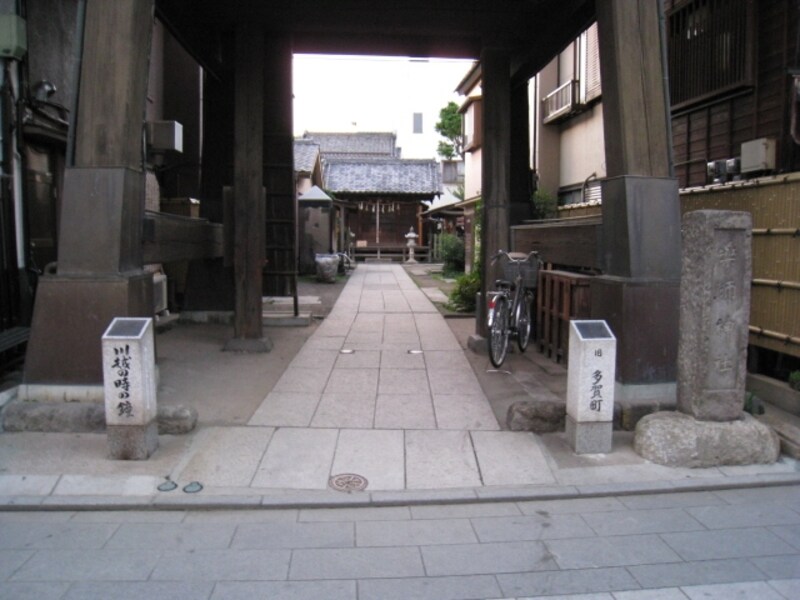 時の鐘の奥にある薬師神社