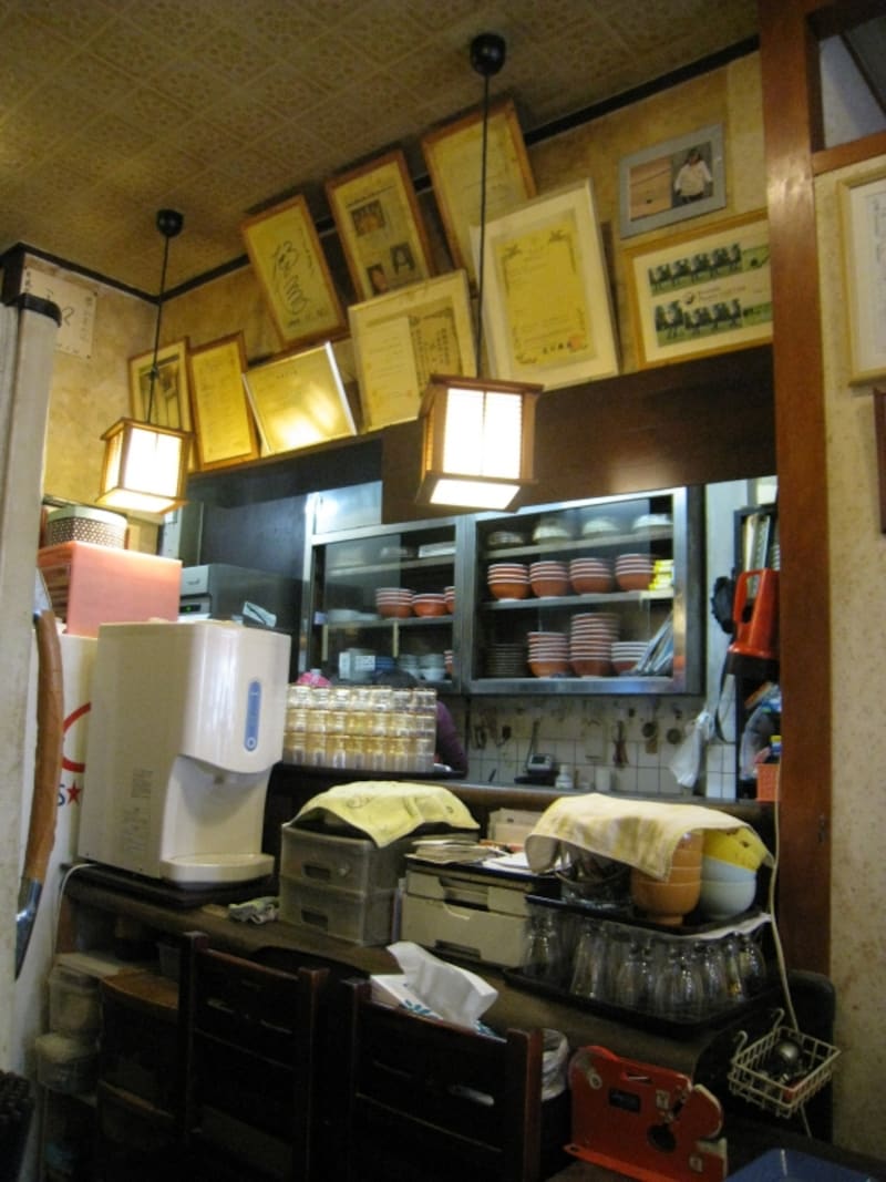 厨房のあたり。街場の中華料理屋さんといった感じ。