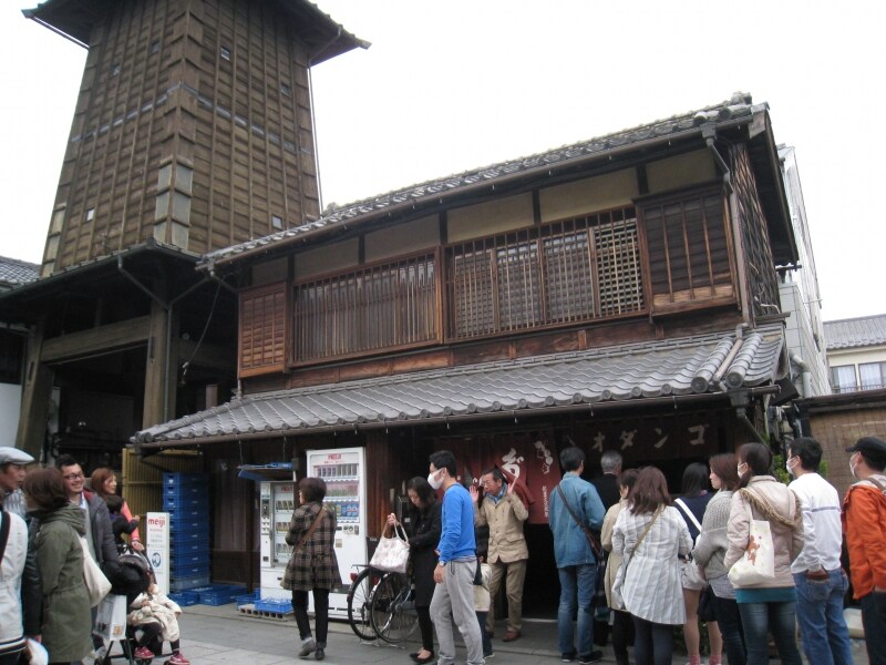 時の鐘の隣のだんご屋、田中屋さん。いつも行列しています。