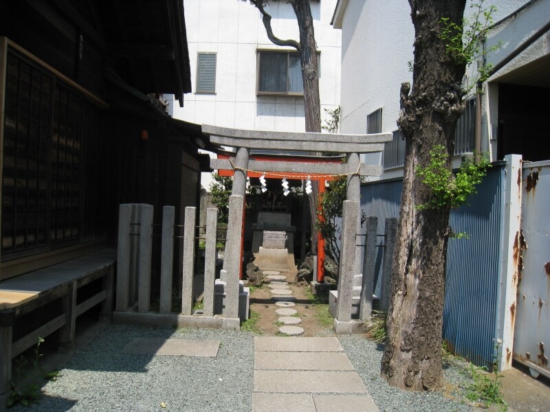 薬師稲荷。出世・開運を願って・・・。