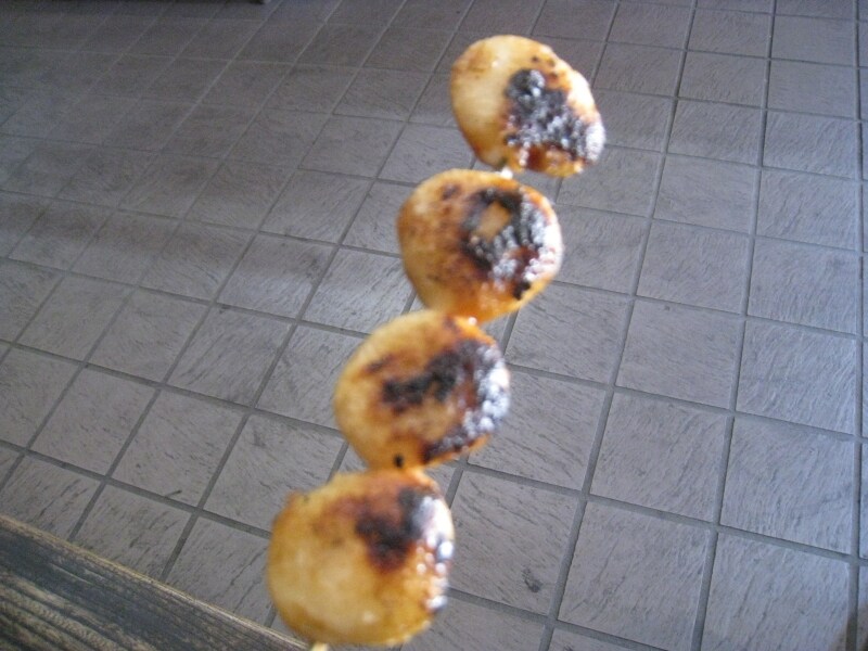 スタンダードな醤油味のおだんご。