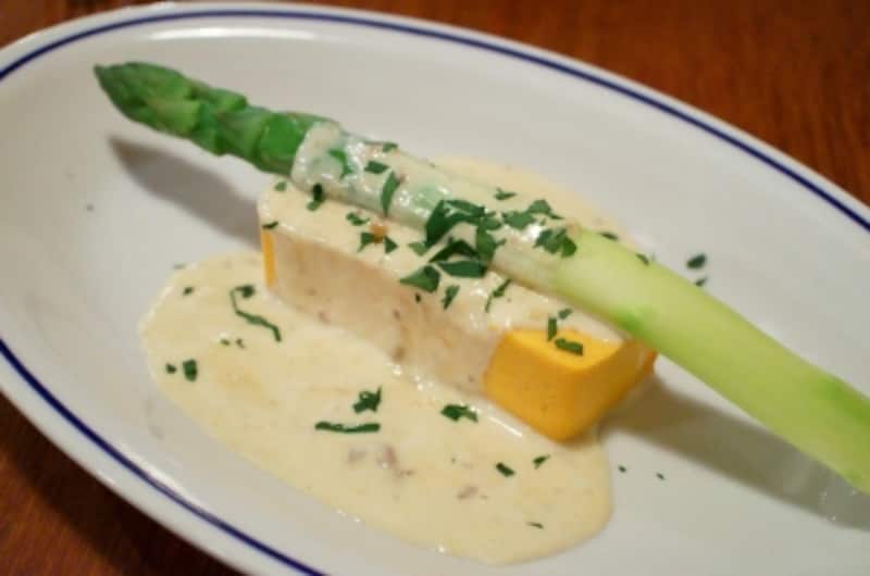 ニンジンのスフォルマートとアスパラガスのアンチョビクリーム