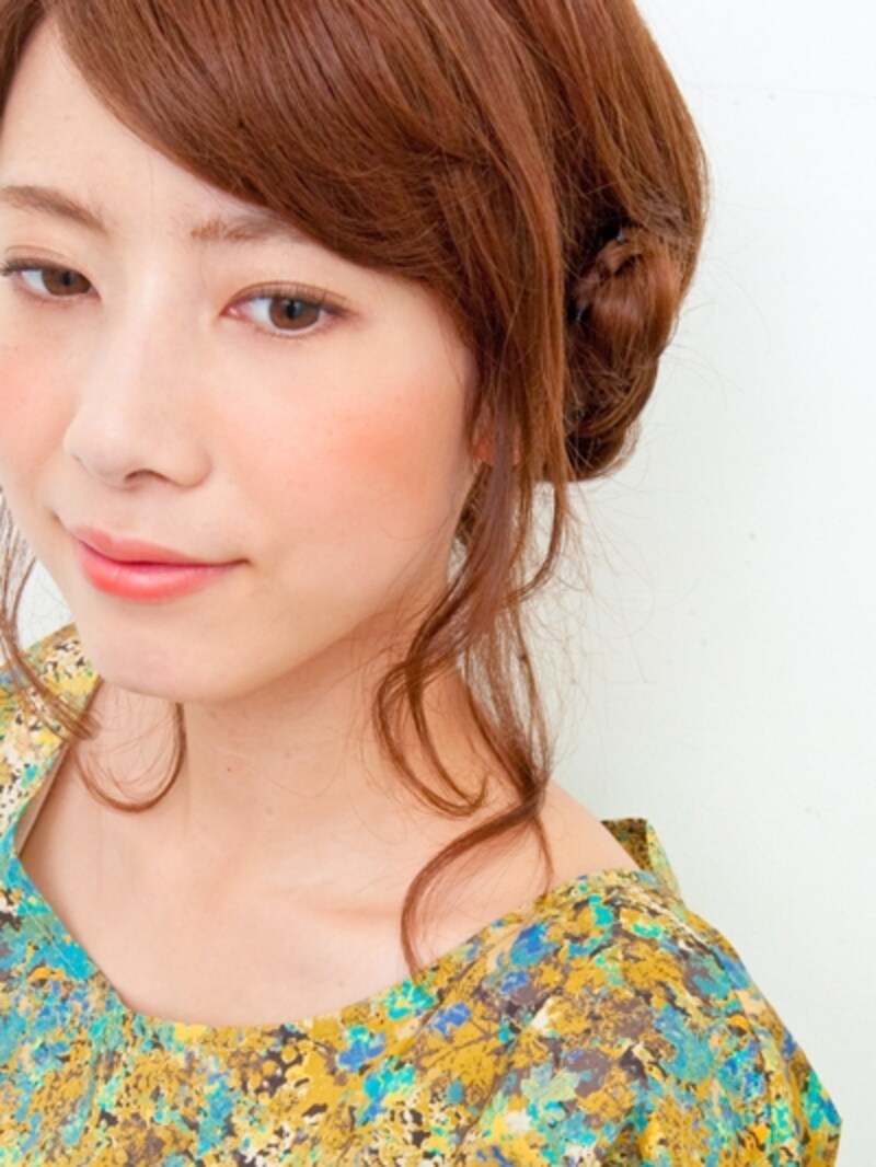 女性らしい柔らかさが加わりシンプルなまとめ髪も優しいイメージに