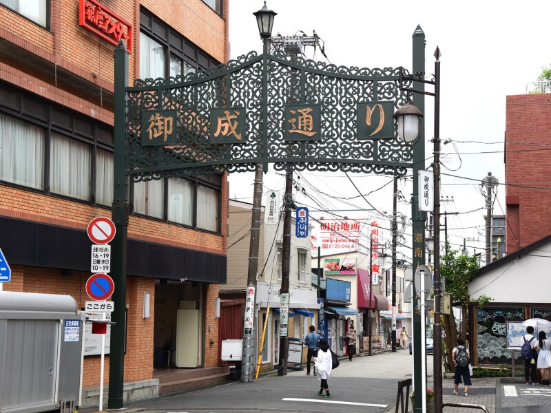 御成通りを突き当たりまで歩き、右折して由比ガ浜大通りを真っ直ぐ行けば、30分弱で長谷観音前に着きます。