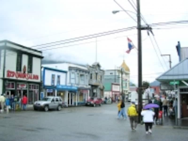 たくさんのお土産物屋が立ち並ぶスキャグウェイ