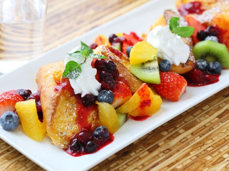 「MIZUcaf? PRODUCED BY Cleansui」のフレンチトースト「フルーツたっぷりベリーベリー」(税込1500円、ハーフサイズ税込950円)