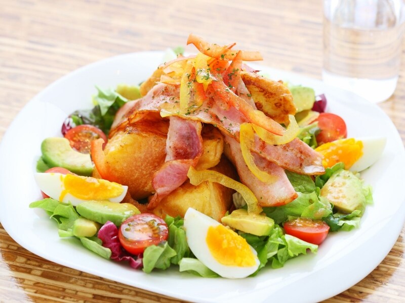 「ミズカフェ PRODUCED BY Cleansui」のフレンチトースト「ベーコン・トマト・アボカド・エッグサラダ」(税込1200円)