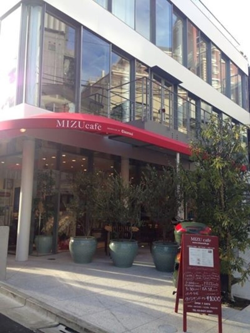 明治神宮前駅からほど近い「MIZUcaf? PRODUCED BY Cleansui」の店舗外観