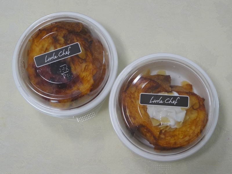 「西武池袋本店」の地下1階、惣菜売場のショップ「リトルシェフ」の「バゲットフレンチトースト」＜左＞粒入りピーナッツバター＆ブルーベリーソース、＜右＞メープルアーモンド（1個税込389円）
