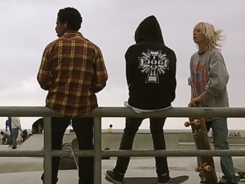 スケートパークで滑るローカルキッズ達