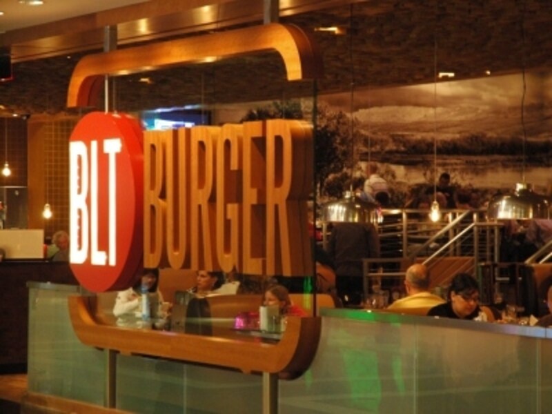 スタイリッシュな空間でバリエーション豊かなハンバーガーを味わおう