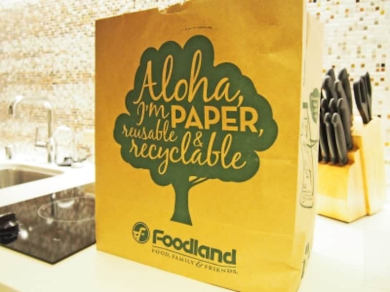 スーパーマーケットでは、紙袋を販売。会計時に必要かどうか聞かれます