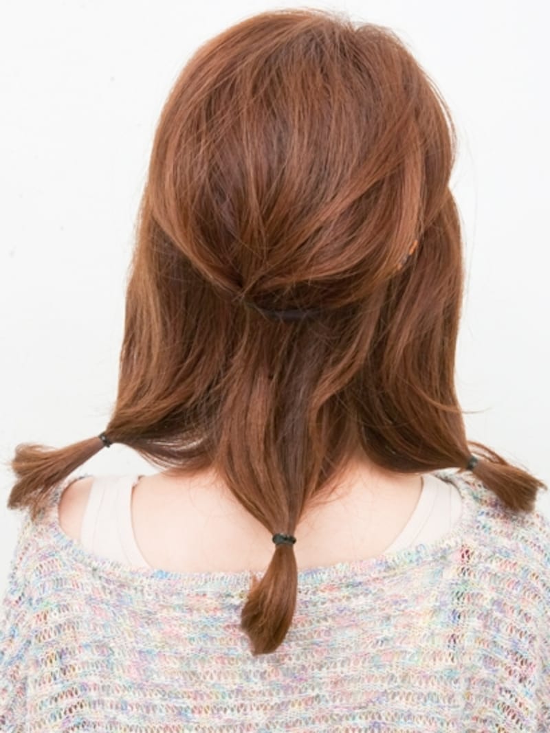 少し根元からはなれた位置でゴムでむすぶ