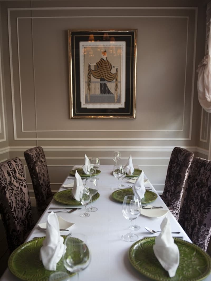 レストランはまるで邸宅の ダイニング。朝食もこちらで