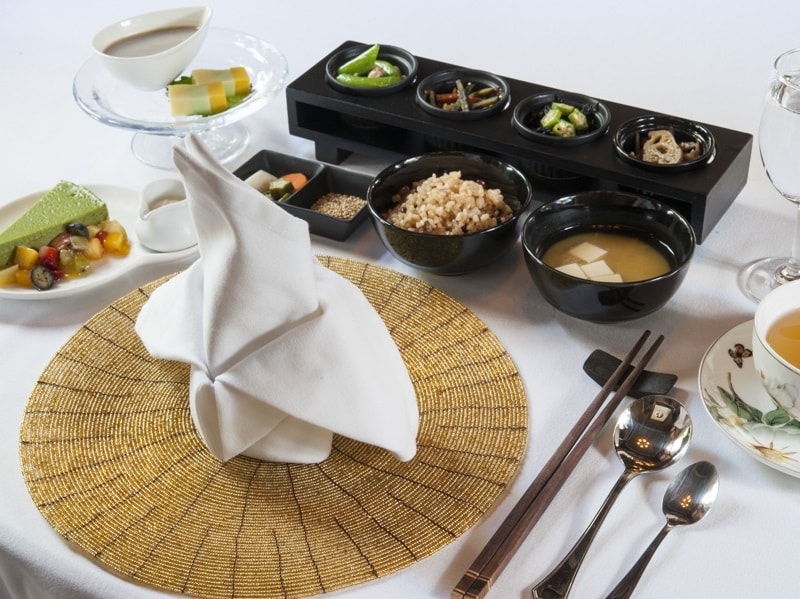 マッサージとセットになったオーガニック野菜で作る穀菜人（こくさいじん）プレートランチ