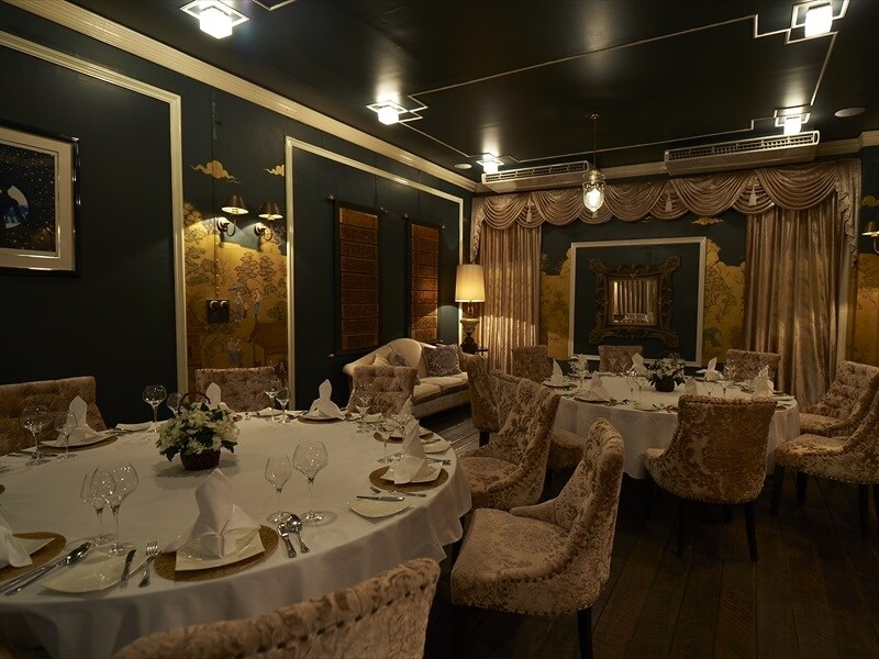 雰囲気はまるでヨーロッパの老舗レストラン。実績のある日本人シェフ が常に新しい提案を打ち出してゆく