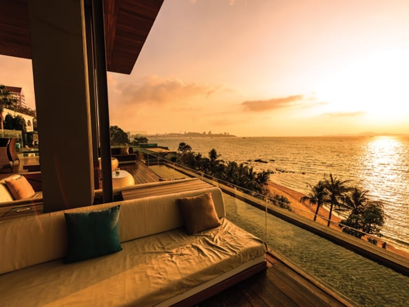 レストランのデッキから眺めるサンセットは最高に綺麗。ゆったりしたソファも良い感じ