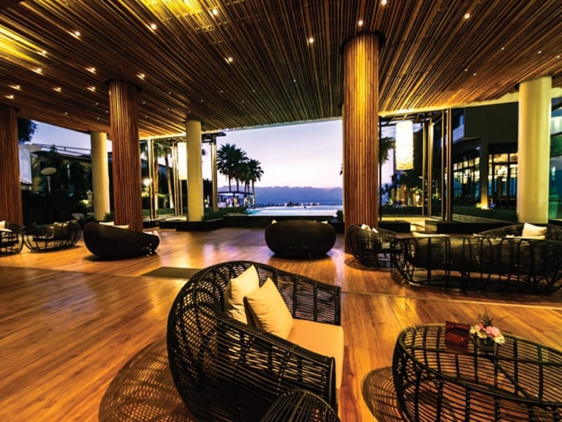 ウッド調のモダンなロビー。涼しい風がいつも吹いている