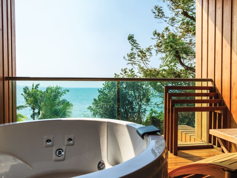 ベランダにジャグジーバスが付いている部屋もあります