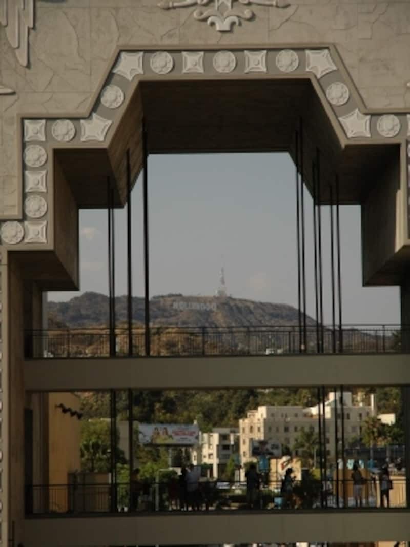 3階側西側のテラスからアーチの中に見えるハリウッドサインを撮影