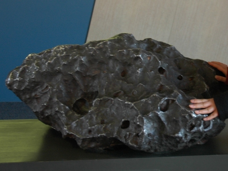 隕石のかけらのレプリカは触ることもできる
