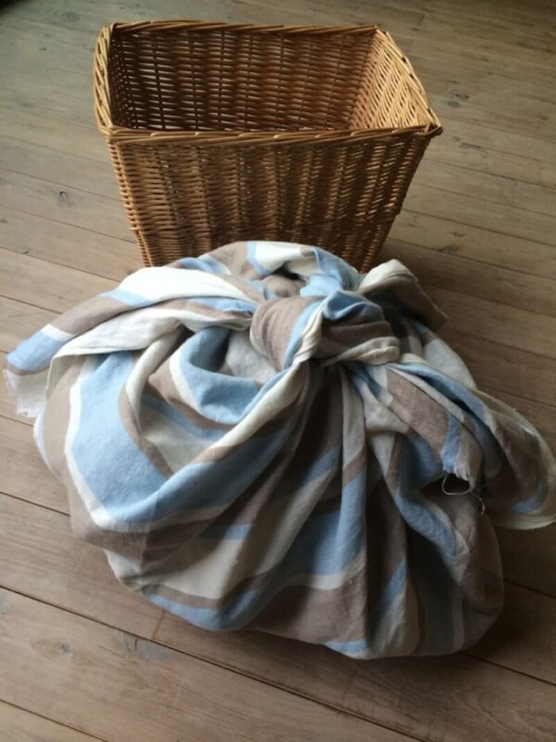 大きな包みをポンと入れるバスケットかボックスを準備するだけ