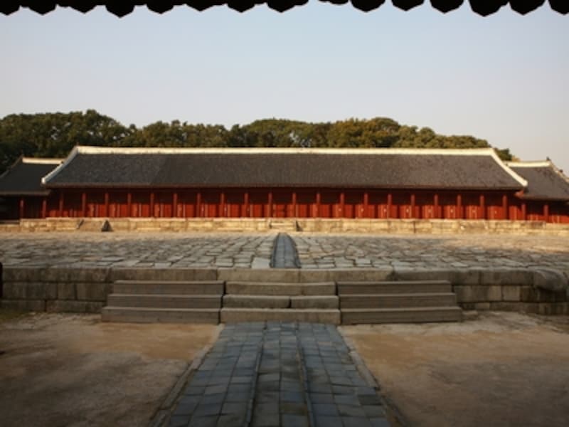 宗廟としては珍しい横長の造りの正殿。宗廟の中心として歴代王を祀るだけでなく、祭祀を行う場所でもあります(c)Korea Tourism Organization