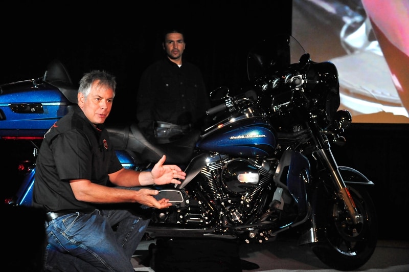 デンバーでのメディアローンチにて、新型ウルトラの解説をするカンパニー関係者