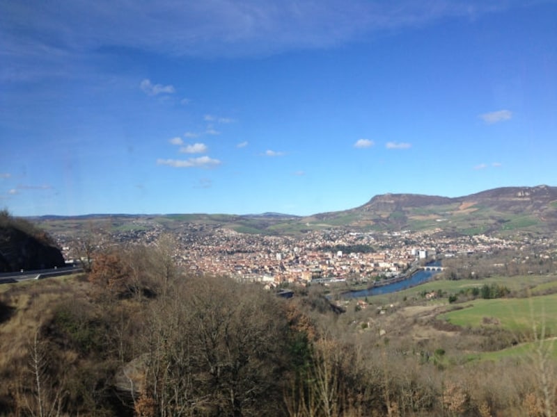 この辺の中心となる町ミヨーと、タルン川