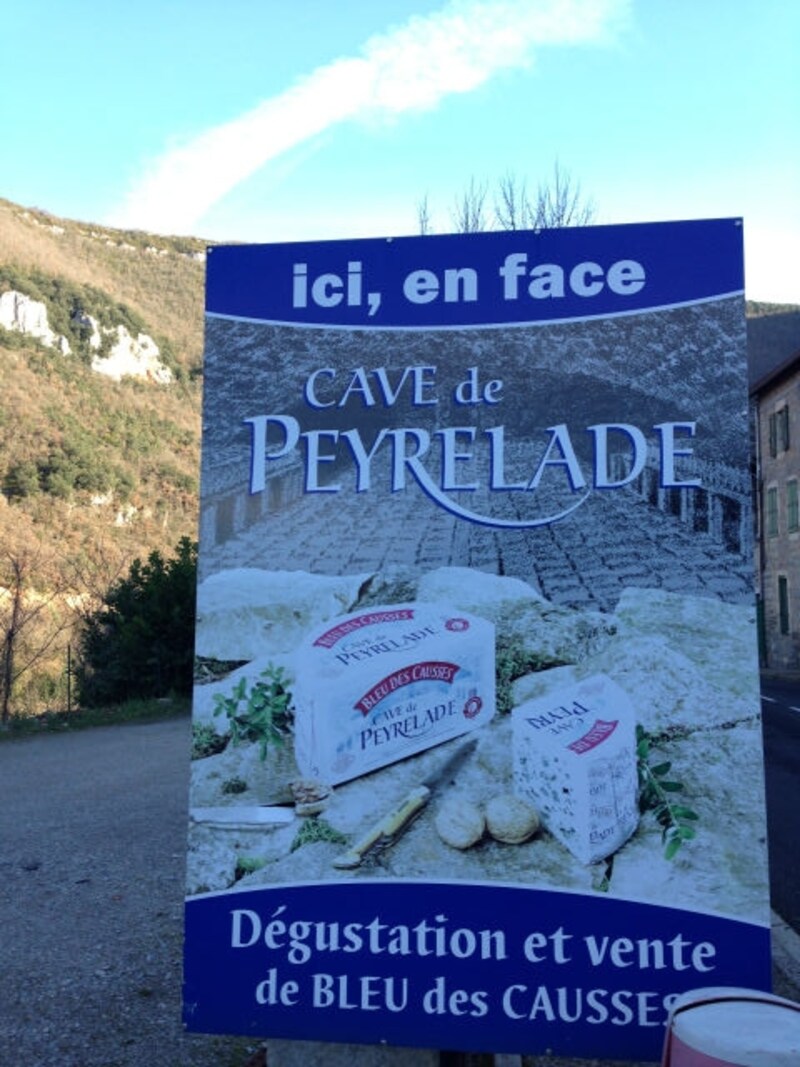 熟成する洞窟の看板。お土産屋さんもあって、観光客ウェルカムです。