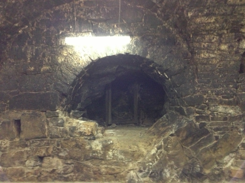 ロックフォール同様、ブルー・デ・コースの熟成にもフルリーヌと呼ばれる風が必須。この穴から流れ込んだフルリーヌが洞窟内を流れ、温度と湿度を一定に保ちます。