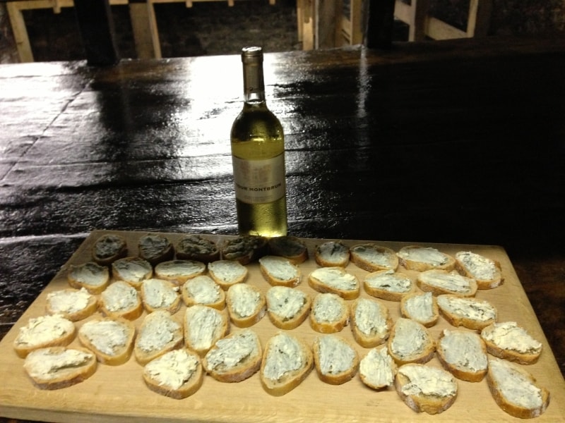 お楽しみの試食。バゲットに塗ったブルー・デ・コースは少し甘めのワインと共に。