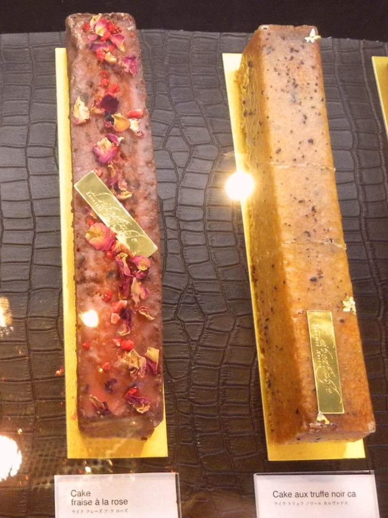 「リベルターブル」の「ケイク フレーズ ア ラ ローズ」（税込2376円）、「ケイク オトリュフ ノワール カルヴァドス」（税込2592円）