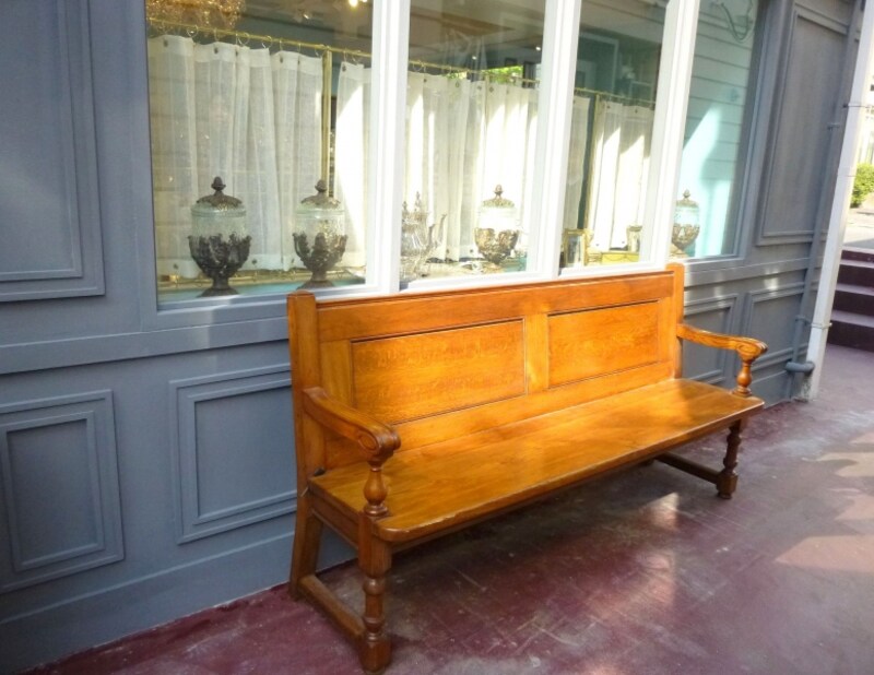 お店の前には素敵なベンチ