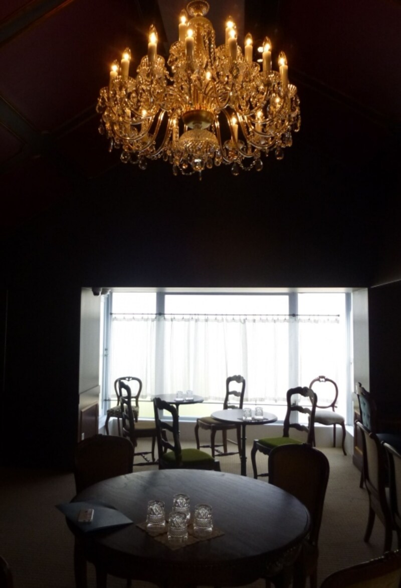 アンティークを揃えた落ち着いた空間