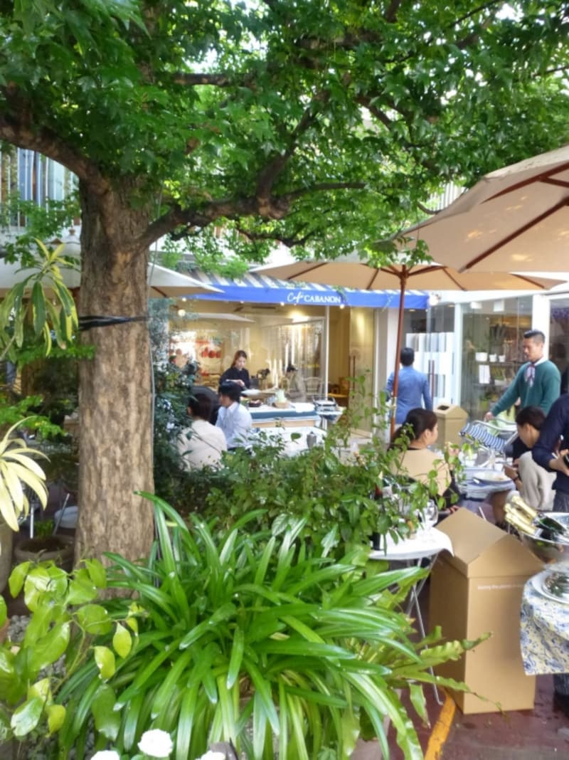 オープンエアのテラス席