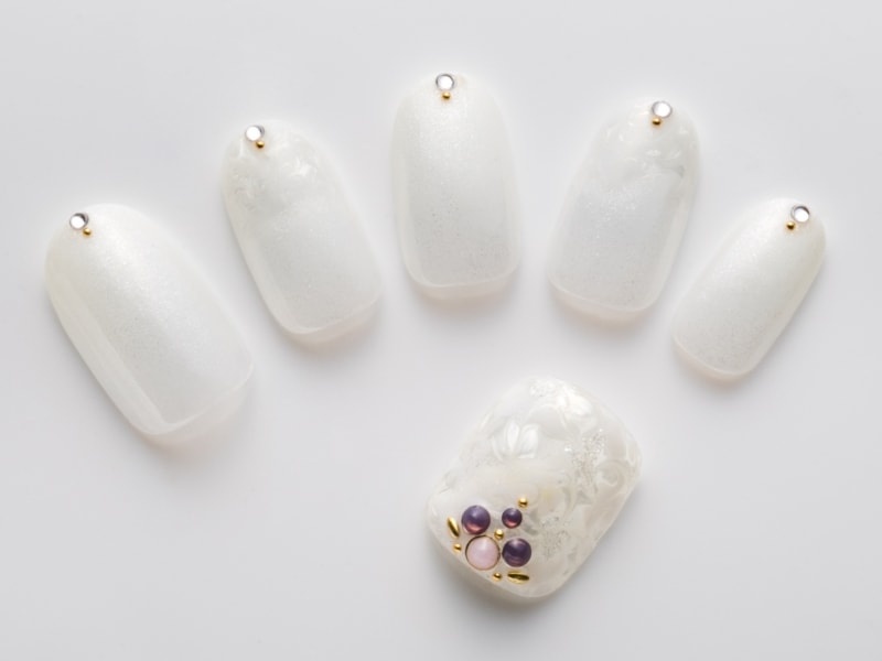 和を印象付ける紫のストーン使い