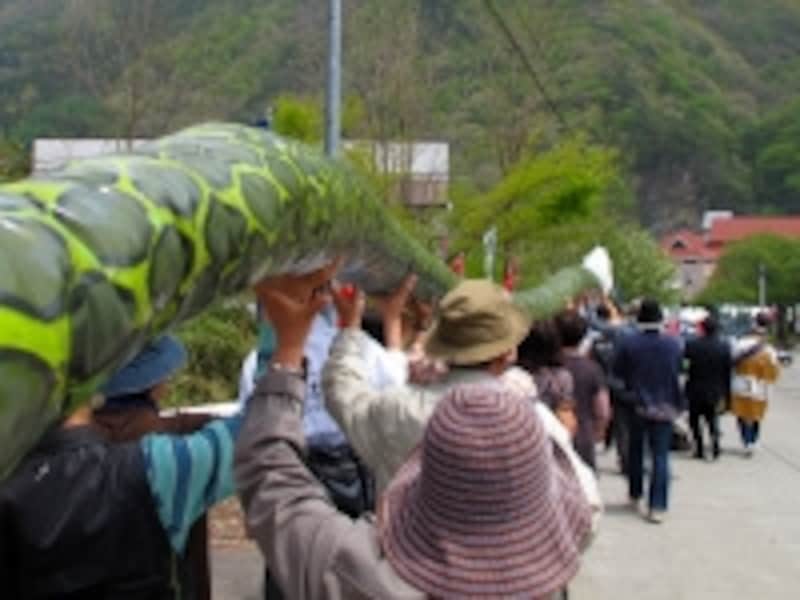 練り歩く大蛇みこし